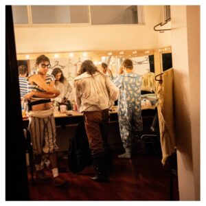 Gisela Ponce de León Instagram - “Peter Pan hasta las patas” - Enero 2026
Enero me trajo de vuelta al teatro. Tenía muchas ganas de ver la obra pero también de fotografiarla por dentro. Ha sido un viaje hermoso, un reencuentro bonito con gente que aprecio y admiro y un juego fotográfico super emocionante que me llevó por primera vez a fotografiar, por un lado, desde el mismo escenario, y por el otro lado, desde el camerino.
La idea era poder captar no solo la previa antes de salir a escena sino las varias idas y vueltas cargadas de adrenalina, cansancio y felicidad de los actores en cada función.
Gracias a todo el elenco por permitirme estar en un momento tan especial como este, por la buenísima onda, por sus sonrisas, por su apoyo y paciencia y por hacerme reír como hace tiempo no reía. 🫶🏽✨
Mis respetos a todos. ¡Hasta la próxima! 🧚♂️🙏🏽♥️💫📸
#backstage #behindthescenes #detrasdeescena #peterpanhastalaspatas🧚♀️