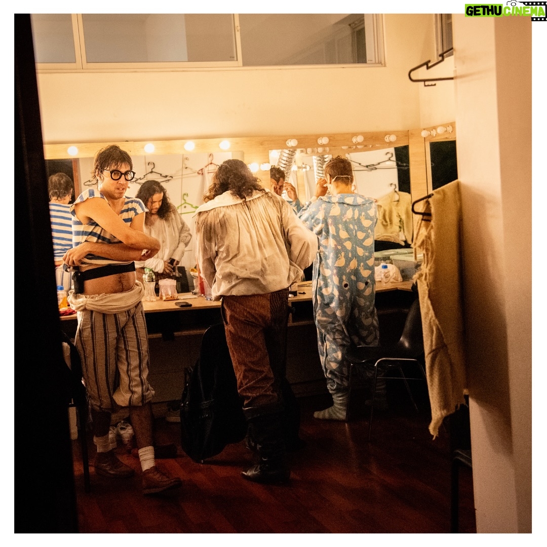 Gisela Ponce de León - 2.1K Likes - “Peter Pan hasta las patas” - Enero 2026 

Enero me trajo de vuelta al teatro. Tenía muchas ganas de ver la obra pero también de fotografiarla por dentro. Ha sido un viaje hermoso, un reencuentro bonito con gente que aprecio y admiro y un juego fotográfico super emocionante que me llevó por primera vez a fotografiar, por un lado, desde el mismo escenario, y por el otro lado, desde el camerino. 
La idea era poder captar no solo la previa antes de salir a escena sino las varias idas y vueltas cargadas de adrenalina, cansancio y felicidad de los actores en cada función. 
Gracias a todo el elenco por permitirme estar en un momento tan especial como este, por la buenísima onda, por sus sonrisas, por su apoyo y paciencia y por hacerme reír como hace tiempo no reía. 🫶🏽✨
Mis respetos a todos. ¡Hasta la próxima! 🧚‍♂️🙏🏽♥️💫📸

#backstage #behindthescenes #detrasdeescena #peterpanhastalaspatas🧚‍♀️