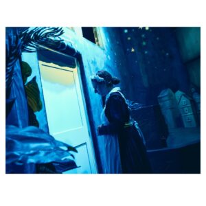 Gisela Ponce de León Instagram - “Peter Pan hasta las patas” - Enero 2026
Enero me trajo de vuelta al teatro. Tenía muchas ganas de ver la obra pero también de fotografiarla por dentro. Ha sido un viaje hermoso, un reencuentro bonito con gente que aprecio y admiro y un juego fotográfico super emocionante que me llevó por primera vez a fotografiar, por un lado, desde el mismo escenario, y por el otro lado, desde el camerino.
La idea era poder captar no solo la previa antes de salir a escena sino las varias idas y vueltas cargadas de adrenalina, cansancio y felicidad de los actores en cada función.
Gracias a todo el elenco por permitirme estar en un momento tan especial como este, por la buenísima onda, por sus sonrisas, por su apoyo y paciencia y por hacerme reír como hace tiempo no reía. 🫶🏽✨
Mis respetos a todos. ¡Hasta la próxima! 🧚♂️🙏🏽♥️💫📸
#backstage #behindthescenes #detrasdeescena #peterpanhastalaspatas🧚♀️