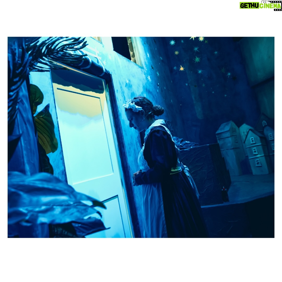 Gisela Ponce de León - 2.1K Likes - “Peter Pan hasta las patas” - Enero 2026 

Enero me trajo de vuelta al teatro. Tenía muchas ganas de ver la obra pero también de fotografiarla por dentro. Ha sido un viaje hermoso, un reencuentro bonito con gente que aprecio y admiro y un juego fotográfico super emocionante que me llevó por primera vez a fotografiar, por un lado, desde el mismo escenario, y por el otro lado, desde el camerino. 
La idea era poder captar no solo la previa antes de salir a escena sino las varias idas y vueltas cargadas de adrenalina, cansancio y felicidad de los actores en cada función. 
Gracias a todo el elenco por permitirme estar en un momento tan especial como este, por la buenísima onda, por sus sonrisas, por su apoyo y paciencia y por hacerme reír como hace tiempo no reía. 🫶🏽✨
Mis respetos a todos. ¡Hasta la próxima! 🧚‍♂️🙏🏽♥️💫📸

#backstage #behindthescenes #detrasdeescena #peterpanhastalaspatas🧚‍♀️