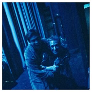 Gisela Ponce de León Instagram - “Peter Pan hasta las patas” - Enero 2026
Enero me trajo de vuelta al teatro. Tenía muchas ganas de ver la obra pero también de fotografiarla por dentro. Ha sido un viaje hermoso, un reencuentro bonito con gente que aprecio y admiro y un juego fotográfico super emocionante que me llevó por primera vez a fotografiar, por un lado, desde el mismo escenario, y por el otro lado, desde el camerino.
La idea era poder captar no solo la previa antes de salir a escena sino las varias idas y vueltas cargadas de adrenalina, cansancio y felicidad de los actores en cada función.
Gracias a todo el elenco por permitirme estar en un momento tan especial como este, por la buenísima onda, por sus sonrisas, por su apoyo y paciencia y por hacerme reír como hace tiempo no reía. 🫶🏽✨
Mis respetos a todos. ¡Hasta la próxima! 🧚♂️🙏🏽♥️💫📸
#backstage #behindthescenes #detrasdeescena #peterpanhastalaspatas🧚♀️