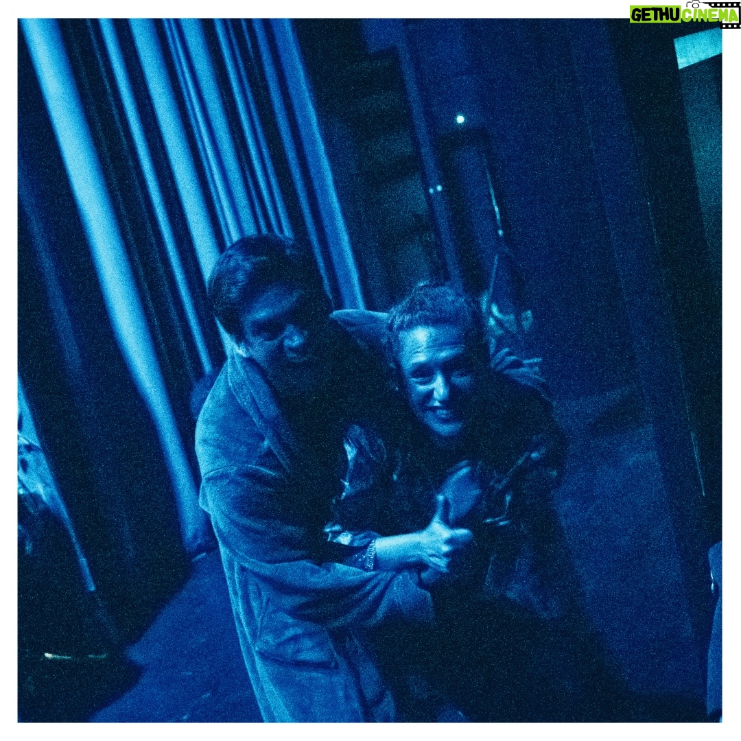 Gisela Ponce de León - 2.1K Likes - “Peter Pan hasta las patas” - Enero 2026 

Enero me trajo de vuelta al teatro. Tenía muchas ganas de ver la obra pero también de fotografiarla por dentro. Ha sido un viaje hermoso, un reencuentro bonito con gente que aprecio y admiro y un juego fotográfico super emocionante que me llevó por primera vez a fotografiar, por un lado, desde el mismo escenario, y por el otro lado, desde el camerino. 
La idea era poder captar no solo la previa antes de salir a escena sino las varias idas y vueltas cargadas de adrenalina, cansancio y felicidad de los actores en cada función. 
Gracias a todo el elenco por permitirme estar en un momento tan especial como este, por la buenísima onda, por sus sonrisas, por su apoyo y paciencia y por hacerme reír como hace tiempo no reía. 🫶🏽✨
Mis respetos a todos. ¡Hasta la próxima! 🧚‍♂️🙏🏽♥️💫📸

#backstage #behindthescenes #detrasdeescena #peterpanhastalaspatas🧚‍♀️