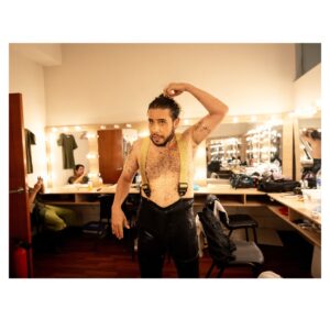 Gisela Ponce de León Instagram - “Peter Pan hasta las patas” - Enero 2026
Enero me trajo de vuelta al teatro. Tenía muchas ganas de ver la obra pero también de fotografiarla por dentro. Ha sido un viaje hermoso, un reencuentro bonito con gente que aprecio y admiro y un juego fotográfico super emocionante que me llevó por primera vez a fotografiar, por un lado, desde el mismo escenario, y por el otro lado, desde el camerino.
La idea era poder captar no solo la previa antes de salir a escena sino las varias idas y vueltas cargadas de adrenalina, cansancio y felicidad de los actores en cada función.
Gracias a todo el elenco por permitirme estar en un momento tan especial como este, por la buenísima onda, por sus sonrisas, por su apoyo y paciencia y por hacerme reír como hace tiempo no reía. 🫶🏽✨
Mis respetos a todos. ¡Hasta la próxima! 🧚♂️🙏🏽♥️💫📸
#backstage #behindthescenes #detrasdeescena #peterpanhastalaspatas🧚♀️