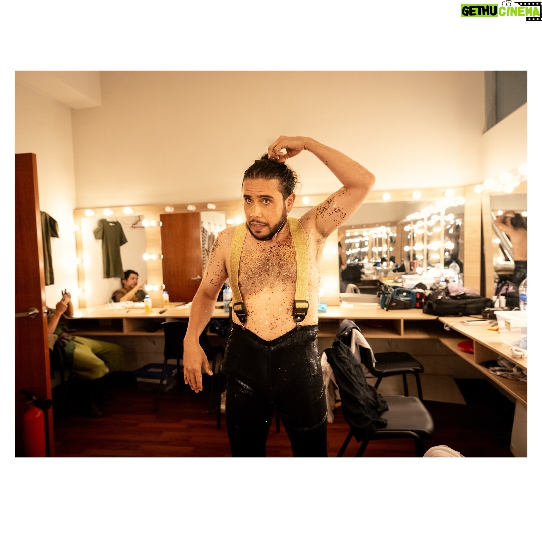 Gisela Ponce de León - 2.1K Likes - “Peter Pan hasta las patas” - Enero 2026 

Enero me trajo de vuelta al teatro. Tenía muchas ganas de ver la obra pero también de fotografiarla por dentro. Ha sido un viaje hermoso, un reencuentro bonito con gente que aprecio y admiro y un juego fotográfico super emocionante que me llevó por primera vez a fotografiar, por un lado, desde el mismo escenario, y por el otro lado, desde el camerino. 
La idea era poder captar no solo la previa antes de salir a escena sino las varias idas y vueltas cargadas de adrenalina, cansancio y felicidad de los actores en cada función. 
Gracias a todo el elenco por permitirme estar en un momento tan especial como este, por la buenísima onda, por sus sonrisas, por su apoyo y paciencia y por hacerme reír como hace tiempo no reía. 🫶🏽✨
Mis respetos a todos. ¡Hasta la próxima! 🧚‍♂️🙏🏽♥️💫📸

#backstage #behindthescenes #detrasdeescena #peterpanhastalaspatas🧚‍♀️