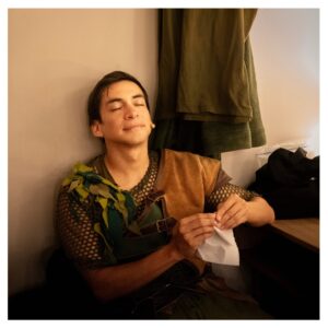 Gisela Ponce de León Instagram - “Peter Pan hasta las patas” - Enero 2026
Enero me trajo de vuelta al teatro. Tenía muchas ganas de ver la obra pero también de fotografiarla por dentro. Ha sido un viaje hermoso, un reencuentro bonito con gente que aprecio y admiro y un juego fotográfico super emocionante que me llevó por primera vez a fotografiar, por un lado, desde el mismo escenario, y por el otro lado, desde el camerino.
La idea era poder captar no solo la previa antes de salir a escena sino las varias idas y vueltas cargadas de adrenalina, cansancio y felicidad de los actores en cada función.
Gracias a todo el elenco por permitirme estar en un momento tan especial como este, por la buenísima onda, por sus sonrisas, por su apoyo y paciencia y por hacerme reír como hace tiempo no reía. 🫶🏽✨
Mis respetos a todos. ¡Hasta la próxima! 🧚♂️🙏🏽♥️💫📸
#backstage #behindthescenes #detrasdeescena #peterpanhastalaspatas🧚♀️
