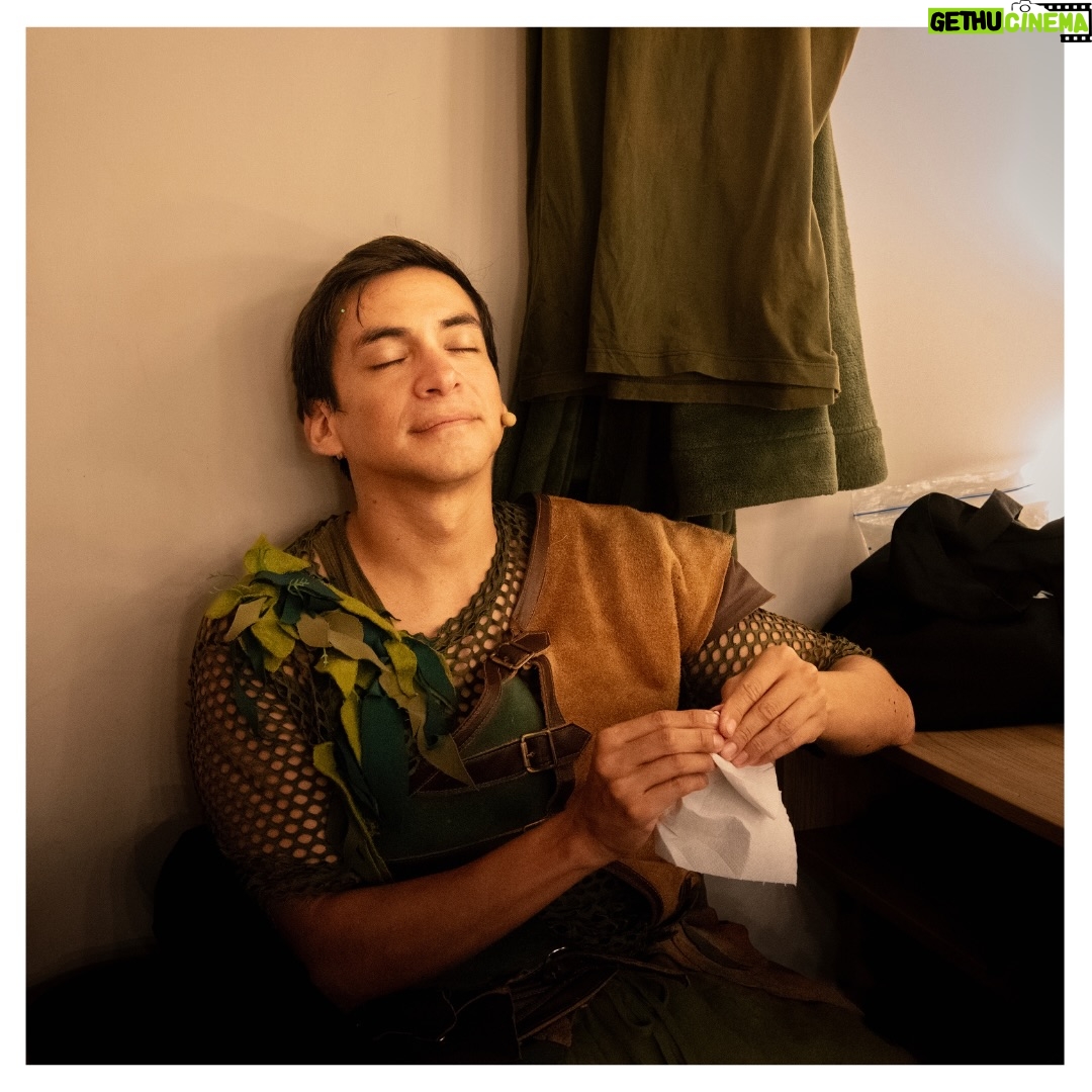 Gisela Ponce de León - 2.1K Likes - “Peter Pan hasta las patas” - Enero 2026 

Enero me trajo de vuelta al teatro. Tenía muchas ganas de ver la obra pero también de fotografiarla por dentro. Ha sido un viaje hermoso, un reencuentro bonito con gente que aprecio y admiro y un juego fotográfico super emocionante que me llevó por primera vez a fotografiar, por un lado, desde el mismo escenario, y por el otro lado, desde el camerino. 
La idea era poder captar no solo la previa antes de salir a escena sino las varias idas y vueltas cargadas de adrenalina, cansancio y felicidad de los actores en cada función. 
Gracias a todo el elenco por permitirme estar en un momento tan especial como este, por la buenísima onda, por sus sonrisas, por su apoyo y paciencia y por hacerme reír como hace tiempo no reía. 🫶🏽✨
Mis respetos a todos. ¡Hasta la próxima! 🧚‍♂️🙏🏽♥️💫📸

#backstage #behindthescenes #detrasdeescena #peterpanhastalaspatas🧚‍♀️