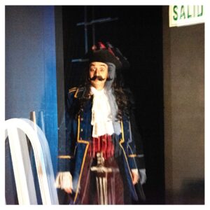 Gisela Ponce de León Instagram - “Peter Pan hasta las patas” - Enero 2026
Enero me trajo de vuelta al teatro. Tenía muchas ganas de ver la obra pero también de fotografiarla por dentro. Ha sido un viaje hermoso, un reencuentro bonito con gente que aprecio y admiro y un juego fotográfico super emocionante que me llevó por primera vez a fotografiar, por un lado, desde el mismo escenario, y por el otro lado, desde el camerino.
La idea era poder captar no solo la previa antes de salir a escena sino las varias idas y vueltas cargadas de adrenalina, cansancio y felicidad de los actores en cada función.
Gracias a todo el elenco por permitirme estar en un momento tan especial como este, por la buenísima onda, por sus sonrisas, por su apoyo y paciencia y por hacerme reír como hace tiempo no reía. 🫶🏽✨
Mis respetos a todos. ¡Hasta la próxima! 🧚♂️🙏🏽♥️💫📸
#backstage #behindthescenes #detrasdeescena #peterpanhastalaspatas🧚♀️