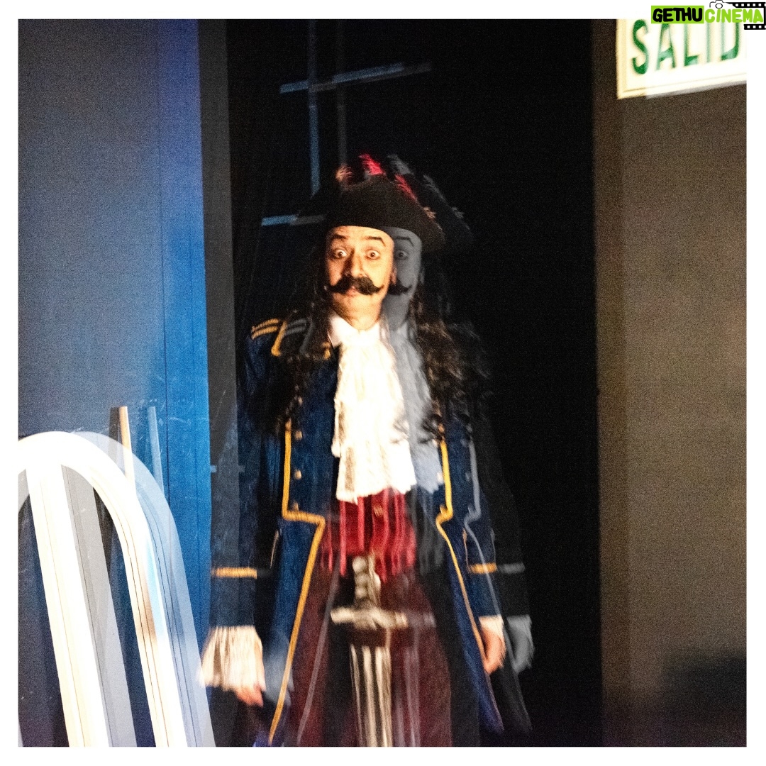 Gisela Ponce de León - 2.1K Likes - “Peter Pan hasta las patas” - Enero 2026 

Enero me trajo de vuelta al teatro. Tenía muchas ganas de ver la obra pero también de fotografiarla por dentro. Ha sido un viaje hermoso, un reencuentro bonito con gente que aprecio y admiro y un juego fotográfico super emocionante que me llevó por primera vez a fotografiar, por un lado, desde el mismo escenario, y por el otro lado, desde el camerino. 
La idea era poder captar no solo la previa antes de salir a escena sino las varias idas y vueltas cargadas de adrenalina, cansancio y felicidad de los actores en cada función. 
Gracias a todo el elenco por permitirme estar en un momento tan especial como este, por la buenísima onda, por sus sonrisas, por su apoyo y paciencia y por hacerme reír como hace tiempo no reía. 🫶🏽✨
Mis respetos a todos. ¡Hasta la próxima! 🧚‍♂️🙏🏽♥️💫📸

#backstage #behindthescenes #detrasdeescena #peterpanhastalaspatas🧚‍♀️