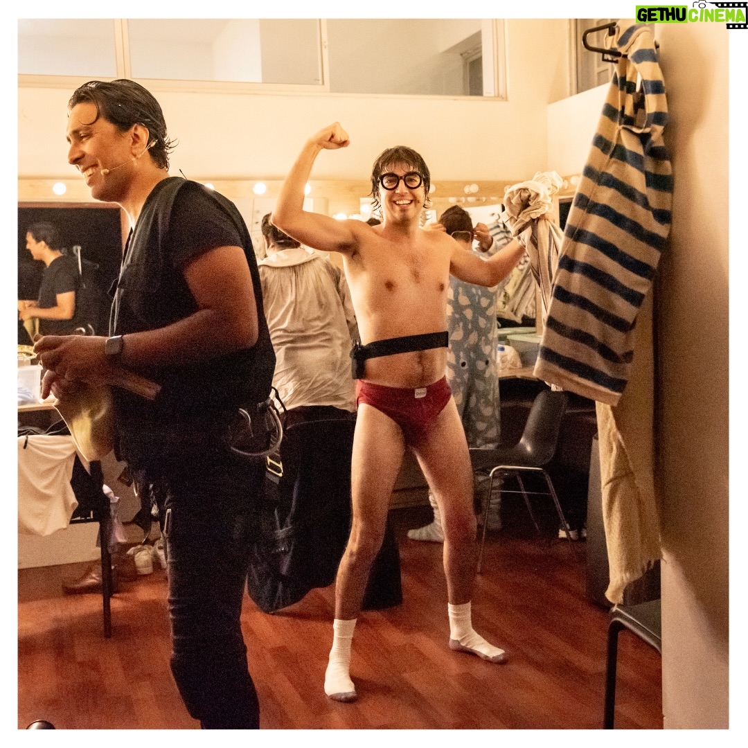 Gisela Ponce de León - 2.1K Likes - “Peter Pan hasta las patas” - Enero 2026 

Enero me trajo de vuelta al teatro. Tenía muchas ganas de ver la obra pero también de fotografiarla por dentro. Ha sido un viaje hermoso, un reencuentro bonito con gente que aprecio y admiro y un juego fotográfico super emocionante que me llevó por primera vez a fotografiar, por un lado, desde el mismo escenario, y por el otro lado, desde el camerino. 
La idea era poder captar no solo la previa antes de salir a escena sino las varias idas y vueltas cargadas de adrenalina, cansancio y felicidad de los actores en cada función. 
Gracias a todo el elenco por permitirme estar en un momento tan especial como este, por la buenísima onda, por sus sonrisas, por su apoyo y paciencia y por hacerme reír como hace tiempo no reía. 🫶🏽✨
Mis respetos a todos. ¡Hasta la próxima! 🧚‍♂️🙏🏽♥️💫📸

#backstage #behindthescenes #detrasdeescena #peterpanhastalaspatas🧚‍♀️