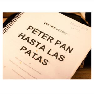Gisela Ponce de León Instagram - “Peter Pan hasta las patas” - Enero 2026
Enero me trajo de vuelta al teatro. Tenía muchas ganas de ver la obra pero también de fotografiarla por dentro. Ha sido un viaje hermoso, un reencuentro bonito con gente que aprecio y admiro y un juego fotográfico super emocionante que me llevó por primera vez a fotografiar, por un lado, desde el mismo escenario, y por el otro lado, desde el camerino.
La idea era poder captar no solo la previa antes de salir a escena sino las varias idas y vueltas cargadas de adrenalina, cansancio y felicidad de los actores en cada función.
Gracias a todo el elenco por permitirme estar en un momento tan especial como este, por la buenísima onda, por sus sonrisas, por su apoyo y paciencia y por hacerme reír como hace tiempo no reía. 🫶🏽✨
Mis respetos a todos. ¡Hasta la próxima! 🧚♂️🙏🏽♥️💫📸
#backstage #behindthescenes #detrasdeescena #peterpanhastalaspatas🧚♀️