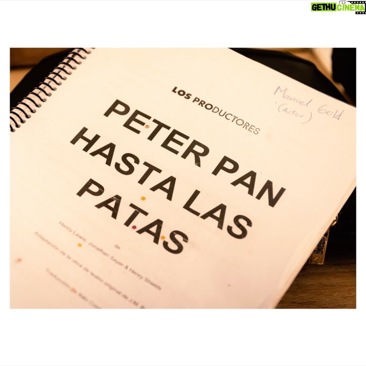 Gisela Ponce de León - 2.1K Likes - “Peter Pan hasta las patas” - Enero 2026 

Enero me trajo de vuelta al teatro. Tenía muchas ganas de ver la obra pero también de fotografiarla por dentro. Ha sido un viaje hermoso, un reencuentro bonito con gente que aprecio y admiro y un juego fotográfico super emocionante que me llevó por primera vez a fotografiar, por un lado, desde el mismo escenario, y por el otro lado, desde el camerino. 
La idea era poder captar no solo la previa antes de salir a escena sino las varias idas y vueltas cargadas de adrenalina, cansancio y felicidad de los actores en cada función. 
Gracias a todo el elenco por permitirme estar en un momento tan especial como este, por la buenísima onda, por sus sonrisas, por su apoyo y paciencia y por hacerme reír como hace tiempo no reía. 🫶🏽✨
Mis respetos a todos. ¡Hasta la próxima! 🧚‍♂️🙏🏽♥️💫📸

#backstage #behindthescenes #detrasdeescena #peterpanhastalaspatas🧚‍♀️