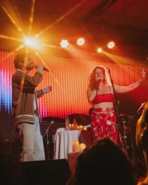 Gisela Ponce de León Instagram - Qué alegría más grande poder cantar de nuevo con @giselaponcedeleonf maravilla talentosa del amor y la amistad! Gracias por sumarte Seliti te quiero y admiro mucho ♥️♥️♥️
Entradas en ticketmaster.pe (nos vemos en 9 días!!!) link en la bio