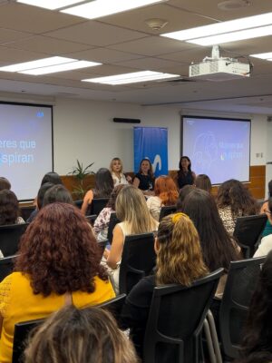 Gisela Valcárcel Instagram - Seguimos entre con mujeres , ayudándonos .. avanzando juntas 🧡
Ayer fui invitada al Conversatorio “Mujeres que Inspiran” organizado por “Integratel Perú” mil gracias !
Cada vez que comparto estos espacios , me llevo lecciones aprendidas , bien dicen que cuando uno da siempre recibe !
Aquí estoy , con ganas de compartir , de seguir aprendiendo y por supuesto de seguir abrazándolas !!
Besos a cada persona que pase por aquí 🌟💜