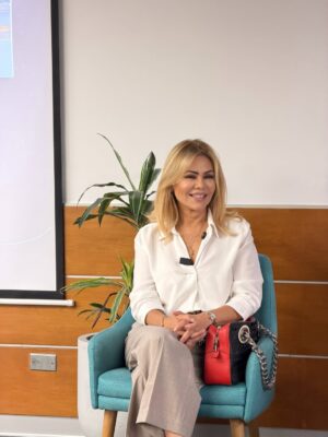 Gisela Valcárcel Instagram - Seguimos entre con mujeres , ayudándonos .. avanzando juntas 🧡
Ayer fui invitada al Conversatorio “Mujeres que Inspiran” organizado por “Integratel Perú” mil gracias !
Cada vez que comparto estos espacios , me llevo lecciones aprendidas , bien dicen que cuando uno da siempre recibe !
Aquí estoy , con ganas de compartir , de seguir aprendiendo y por supuesto de seguir abrazándolas !!
Besos a cada persona que pase por aquí 🌟💜