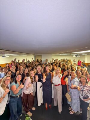 Gisela Valcárcel Instagram - Seguimos entre con mujeres , ayudándonos .. avanzando juntas 🧡
Ayer fui invitada al Conversatorio “Mujeres que Inspiran” organizado por “Integratel Perú” mil gracias !
Cada vez que comparto estos espacios , me llevo lecciones aprendidas , bien dicen que cuando uno da siempre recibe !
Aquí estoy , con ganas de compartir , de seguir aprendiendo y por supuesto de seguir abrazándolas !!
Besos a cada persona que pase por aquí 🌟💜