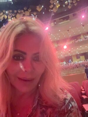 Gisela Valcárcel Instagram - Estuve en el Concierto de “Rod Steward” ✔️ y mientras cantaba, pensaba ..,que bien hice en decidirme y venir !
Me fui de Lima , con la sensación de que estaba dejando mi trabajo (culpabilidad) y aunque mi cabeza decía , está bien .. esto estaba en tu “wish list” es decir en La lista de las cosas con las que he soñado por mucho tiempo , igual ahí estaba metida la culpa ; por supuesto que la saque lo más rápido que pude ! El tiempo para ti , debe ser disfrutado .. una hora más en la cama .. la hora en la que te bañas , Irte de viaje , salir con tus amigas y tomar un café .. lo que te encante y puedas hacer , hazlo ❤️
La vida es corta y estoy agradecida porque después de tantas postergaciones , fui a este concierto y aún hoy lo sigo disfrutando .
Para terminar y cerrar con broche de oro la noche , miren todo .. ahí verán que , me encontré con personas hermosas y cariñosas !! Cómo no agradecer y emocionarme .. Gracias por su cariño 🩷🩷🩷
Besos .. seamos felices hoy ❤️