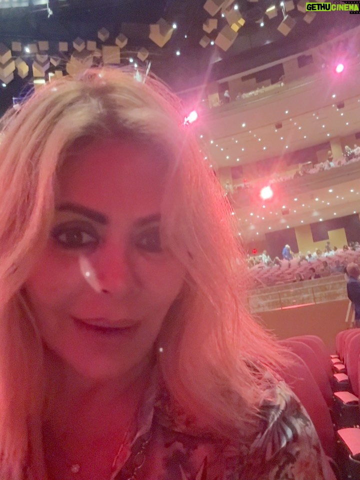 Gisela Valcárcel - 3.4K Likes - Estuve en el Concierto de “Rod Steward” ✔️ y mientras cantaba, pensaba ..,que bien hice en decidirme y venir !
Me fui de Lima , con la sensación de que estaba dejando mi trabajo (culpabilidad) y aunque mi cabeza decía , está bien .. esto estaba en tu “wish list” es decir en La lista de las cosas con las que he soñado por mucho tiempo , igual ahí estaba metida la culpa ; por supuesto que la saque lo más rápido que pude ! El tiempo para ti , debe ser disfrutado .. una hora más en la cama .. la hora en la que te bañas , Irte de viaje , salir con tus amigas y tomar un café .. lo que te encante y puedas hacer , hazlo ❤️ 
La vida es corta y estoy agradecida porque después de tantas postergaciones , fui a este concierto y aún hoy lo sigo disfrutando .
Para terminar y cerrar con broche de oro la noche , miren todo .. ahí verán que , me encontré con personas hermosas y cariñosas !! Cómo no agradecer y emocionarme .. Gracias por su cariño 🩷🩷🩷
Besos .. seamos felices hoy ❤️