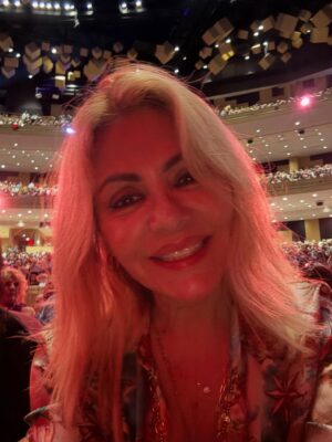 Gisela Valcárcel Instagram - Estuve en el Concierto de “Rod Steward” ✔️ y mientras cantaba, pensaba ..,que bien hice en decidirme y venir !
Me fui de Lima , con la sensación de que estaba dejando mi trabajo (culpabilidad) y aunque mi cabeza decía , está bien .. esto estaba en tu “wish list” es decir en La lista de las cosas con las que he soñado por mucho tiempo , igual ahí estaba metida la culpa ; por supuesto que la saque lo más rápido que pude ! El tiempo para ti , debe ser disfrutado .. una hora más en la cama .. la hora en la que te bañas , Irte de viaje , salir con tus amigas y tomar un café .. lo que te encante y puedas hacer , hazlo ❤️
La vida es corta y estoy agradecida porque después de tantas postergaciones , fui a este concierto y aún hoy lo sigo disfrutando .
Para terminar y cerrar con broche de oro la noche , miren todo .. ahí verán que , me encontré con personas hermosas y cariñosas !! Cómo no agradecer y emocionarme .. Gracias por su cariño 🩷🩷🩷
Besos .. seamos felices hoy ❤️