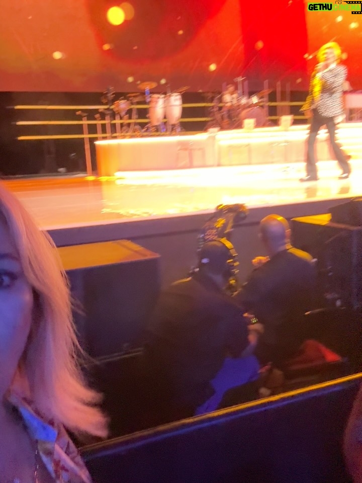 Gisela Valcárcel - 3.4K Likes - Estuve en el Concierto de “Rod Steward” ✔️ y mientras cantaba, pensaba ..,que bien hice en decidirme y venir !
Me fui de Lima , con la sensación de que estaba dejando mi trabajo (culpabilidad) y aunque mi cabeza decía , está bien .. esto estaba en tu “wish list” es decir en La lista de las cosas con las que he soñado por mucho tiempo , igual ahí estaba metida la culpa ; por supuesto que la saque lo más rápido que pude ! El tiempo para ti , debe ser disfrutado .. una hora más en la cama .. la hora en la que te bañas , Irte de viaje , salir con tus amigas y tomar un café .. lo que te encante y puedas hacer , hazlo ❤️ 
La vida es corta y estoy agradecida porque después de tantas postergaciones , fui a este concierto y aún hoy lo sigo disfrutando .
Para terminar y cerrar con broche de oro la noche , miren todo .. ahí verán que , me encontré con personas hermosas y cariñosas !! Cómo no agradecer y emocionarme .. Gracias por su cariño 🩷🩷🩷
Besos .. seamos felices hoy ❤️