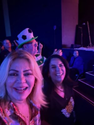 Gisela Valcárcel Instagram - Estuve en el Concierto de “Rod Steward” ✔️ y mientras cantaba, pensaba ..,que bien hice en decidirme y venir !
Me fui de Lima , con la sensación de que estaba dejando mi trabajo (culpabilidad) y aunque mi cabeza decía , está bien .. esto estaba en tu “wish list” es decir en La lista de las cosas con las que he soñado por mucho tiempo , igual ahí estaba metida la culpa ; por supuesto que la saque lo más rápido que pude ! El tiempo para ti , debe ser disfrutado .. una hora más en la cama .. la hora en la que te bañas , Irte de viaje , salir con tus amigas y tomar un café .. lo que te encante y puedas hacer , hazlo ❤️
La vida es corta y estoy agradecida porque después de tantas postergaciones , fui a este concierto y aún hoy lo sigo disfrutando .
Para terminar y cerrar con broche de oro la noche , miren todo .. ahí verán que , me encontré con personas hermosas y cariñosas !! Cómo no agradecer y emocionarme .. Gracias por su cariño 🩷🩷🩷
Besos .. seamos felices hoy ❤️