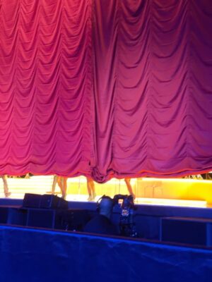Gisela Valcárcel Instagram - Estuve en el Concierto de “Rod Steward” ✔️ y mientras cantaba, pensaba ..,que bien hice en decidirme y venir !
Me fui de Lima , con la sensación de que estaba dejando mi trabajo (culpabilidad) y aunque mi cabeza decía , está bien .. esto estaba en tu “wish list” es decir en La lista de las cosas con las que he soñado por mucho tiempo , igual ahí estaba metida la culpa ; por supuesto que la saque lo más rápido que pude ! El tiempo para ti , debe ser disfrutado .. una hora más en la cama .. la hora en la que te bañas , Irte de viaje , salir con tus amigas y tomar un café .. lo que te encante y puedas hacer , hazlo ❤️
La vida es corta y estoy agradecida porque después de tantas postergaciones , fui a este concierto y aún hoy lo sigo disfrutando .
Para terminar y cerrar con broche de oro la noche , miren todo .. ahí verán que , me encontré con personas hermosas y cariñosas !! Cómo no agradecer y emocionarme .. Gracias por su cariño 🩷🩷🩷
Besos .. seamos felices hoy ❤️