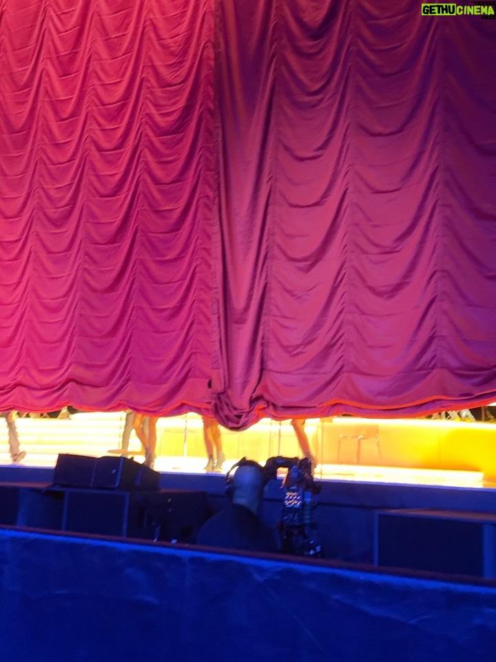 Gisela Valcárcel - 3.4K Likes - Estuve en el Concierto de “Rod Steward” ✔️ y mientras cantaba, pensaba ..,que bien hice en decidirme y venir !
Me fui de Lima , con la sensación de que estaba dejando mi trabajo (culpabilidad) y aunque mi cabeza decía , está bien .. esto estaba en tu “wish list” es decir en La lista de las cosas con las que he soñado por mucho tiempo , igual ahí estaba metida la culpa ; por supuesto que la saque lo más rápido que pude ! El tiempo para ti , debe ser disfrutado .. una hora más en la cama .. la hora en la que te bañas , Irte de viaje , salir con tus amigas y tomar un café .. lo que te encante y puedas hacer , hazlo ❤️ 
La vida es corta y estoy agradecida porque después de tantas postergaciones , fui a este concierto y aún hoy lo sigo disfrutando .
Para terminar y cerrar con broche de oro la noche , miren todo .. ahí verán que , me encontré con personas hermosas y cariñosas !! Cómo no agradecer y emocionarme .. Gracias por su cariño 🩷🩷🩷
Besos .. seamos felices hoy ❤️