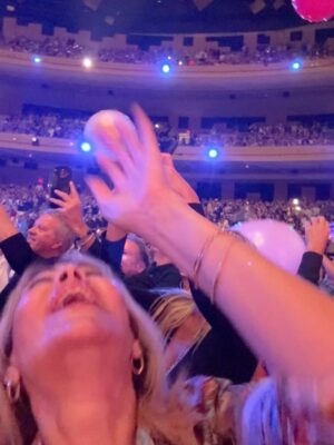 Gisela Valcárcel Instagram - Estuve en el Concierto de “Rod Steward” ✔️ y mientras cantaba, pensaba ..,que bien hice en decidirme y venir !
Me fui de Lima , con la sensación de que estaba dejando mi trabajo (culpabilidad) y aunque mi cabeza decía , está bien .. esto estaba en tu “wish list” es decir en La lista de las cosas con las que he soñado por mucho tiempo , igual ahí estaba metida la culpa ; por supuesto que la saque lo más rápido que pude ! El tiempo para ti , debe ser disfrutado .. una hora más en la cama .. la hora en la que te bañas , Irte de viaje , salir con tus amigas y tomar un café .. lo que te encante y puedas hacer , hazlo ❤️
La vida es corta y estoy agradecida porque después de tantas postergaciones , fui a este concierto y aún hoy lo sigo disfrutando .
Para terminar y cerrar con broche de oro la noche , miren todo .. ahí verán que , me encontré con personas hermosas y cariñosas !! Cómo no agradecer y emocionarme .. Gracias por su cariño 🩷🩷🩷
Besos .. seamos felices hoy ❤️