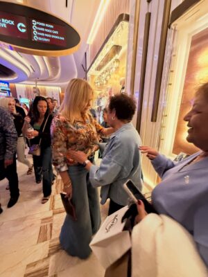Gisela Valcárcel Instagram - Estuve en el Concierto de “Rod Steward” ✔️ y mientras cantaba, pensaba ..,que bien hice en decidirme y venir !
Me fui de Lima , con la sensación de que estaba dejando mi trabajo (culpabilidad) y aunque mi cabeza decía , está bien .. esto estaba en tu “wish list” es decir en La lista de las cosas con las que he soñado por mucho tiempo , igual ahí estaba metida la culpa ; por supuesto que la saque lo más rápido que pude ! El tiempo para ti , debe ser disfrutado .. una hora más en la cama .. la hora en la que te bañas , Irte de viaje , salir con tus amigas y tomar un café .. lo que te encante y puedas hacer , hazlo ❤️
La vida es corta y estoy agradecida porque después de tantas postergaciones , fui a este concierto y aún hoy lo sigo disfrutando .
Para terminar y cerrar con broche de oro la noche , miren todo .. ahí verán que , me encontré con personas hermosas y cariñosas !! Cómo no agradecer y emocionarme .. Gracias por su cariño 🩷🩷🩷
Besos .. seamos felices hoy ❤️