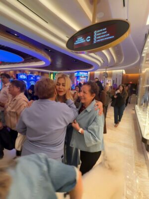 Gisela Valcárcel Instagram - Estuve en el Concierto de “Rod Steward” ✔️ y mientras cantaba, pensaba ..,que bien hice en decidirme y venir !
Me fui de Lima , con la sensación de que estaba dejando mi trabajo (culpabilidad) y aunque mi cabeza decía , está bien .. esto estaba en tu “wish list” es decir en La lista de las cosas con las que he soñado por mucho tiempo , igual ahí estaba metida la culpa ; por supuesto que la saque lo más rápido que pude ! El tiempo para ti , debe ser disfrutado .. una hora más en la cama .. la hora en la que te bañas , Irte de viaje , salir con tus amigas y tomar un café .. lo que te encante y puedas hacer , hazlo ❤️
La vida es corta y estoy agradecida porque después de tantas postergaciones , fui a este concierto y aún hoy lo sigo disfrutando .
Para terminar y cerrar con broche de oro la noche , miren todo .. ahí verán que , me encontré con personas hermosas y cariñosas !! Cómo no agradecer y emocionarme .. Gracias por su cariño 🩷🩷🩷
Besos .. seamos felices hoy ❤️