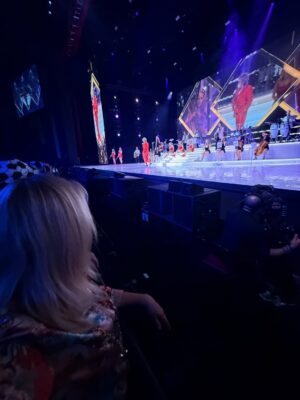 Gisela Valcárcel Instagram - Estuve en el Concierto de “Rod Steward” ✔️ y mientras cantaba, pensaba ..,que bien hice en decidirme y venir !
Me fui de Lima , con la sensación de que estaba dejando mi trabajo (culpabilidad) y aunque mi cabeza decía , está bien .. esto estaba en tu “wish list” es decir en La lista de las cosas con las que he soñado por mucho tiempo , igual ahí estaba metida la culpa ; por supuesto que la saque lo más rápido que pude ! El tiempo para ti , debe ser disfrutado .. una hora más en la cama .. la hora en la que te bañas , Irte de viaje , salir con tus amigas y tomar un café .. lo que te encante y puedas hacer , hazlo ❤️
La vida es corta y estoy agradecida porque después de tantas postergaciones , fui a este concierto y aún hoy lo sigo disfrutando .
Para terminar y cerrar con broche de oro la noche , miren todo .. ahí verán que , me encontré con personas hermosas y cariñosas !! Cómo no agradecer y emocionarme .. Gracias por su cariño 🩷🩷🩷
Besos .. seamos felices hoy ❤️