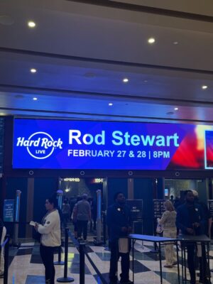 Gisela Valcárcel Instagram - Estuve en el Concierto de “Rod Steward” ✔️ y mientras cantaba, pensaba ..,que bien hice en decidirme y venir !
Me fui de Lima , con la sensación de que estaba dejando mi trabajo (culpabilidad) y aunque mi cabeza decía , está bien .. esto estaba en tu “wish list” es decir en La lista de las cosas con las que he soñado por mucho tiempo , igual ahí estaba metida la culpa ; por supuesto que la saque lo más rápido que pude ! El tiempo para ti , debe ser disfrutado .. una hora más en la cama .. la hora en la que te bañas , Irte de viaje , salir con tus amigas y tomar un café .. lo que te encante y puedas hacer , hazlo ❤️
La vida es corta y estoy agradecida porque después de tantas postergaciones , fui a este concierto y aún hoy lo sigo disfrutando .
Para terminar y cerrar con broche de oro la noche , miren todo .. ahí verán que , me encontré con personas hermosas y cariñosas !! Cómo no agradecer y emocionarme .. Gracias por su cariño 🩷🩷🩷
Besos .. seamos felices hoy ❤️