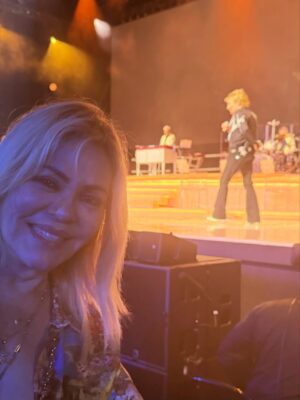 Gisela Valcárcel Instagram - Estuve en el Concierto de “Rod Steward” ✔️ y mientras cantaba, pensaba ..,que bien hice en decidirme y venir !
Me fui de Lima , con la sensación de que estaba dejando mi trabajo (culpabilidad) y aunque mi cabeza decía , está bien .. esto estaba en tu “wish list” es decir en La lista de las cosas con las que he soñado por mucho tiempo , igual ahí estaba metida la culpa ; por supuesto que la saque lo más rápido que pude ! El tiempo para ti , debe ser disfrutado .. una hora más en la cama .. la hora en la que te bañas , Irte de viaje , salir con tus amigas y tomar un café .. lo que te encante y puedas hacer , hazlo ❤️
La vida es corta y estoy agradecida porque después de tantas postergaciones , fui a este concierto y aún hoy lo sigo disfrutando .
Para terminar y cerrar con broche de oro la noche , miren todo .. ahí verán que , me encontré con personas hermosas y cariñosas !! Cómo no agradecer y emocionarme .. Gracias por su cariño 🩷🩷🩷
Besos .. seamos felices hoy ❤️