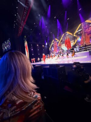 Gisela Valcárcel Instagram - Estuve en el Concierto de “Rod Steward” ✔️ y mientras cantaba, pensaba ..,que bien hice en decidirme y venir !
Me fui de Lima , con la sensación de que estaba dejando mi trabajo (culpabilidad) y aunque mi cabeza decía , está bien .. esto estaba en tu “wish list” es decir en La lista de las cosas con las que he soñado por mucho tiempo , igual ahí estaba metida la culpa ; por supuesto que la saque lo más rápido que pude ! El tiempo para ti , debe ser disfrutado .. una hora más en la cama .. la hora en la que te bañas , Irte de viaje , salir con tus amigas y tomar un café .. lo que te encante y puedas hacer , hazlo ❤️
La vida es corta y estoy agradecida porque después de tantas postergaciones , fui a este concierto y aún hoy lo sigo disfrutando .
Para terminar y cerrar con broche de oro la noche , miren todo .. ahí verán que , me encontré con personas hermosas y cariñosas !! Cómo no agradecer y emocionarme .. Gracias por su cariño 🩷🩷🩷
Besos .. seamos felices hoy ❤️