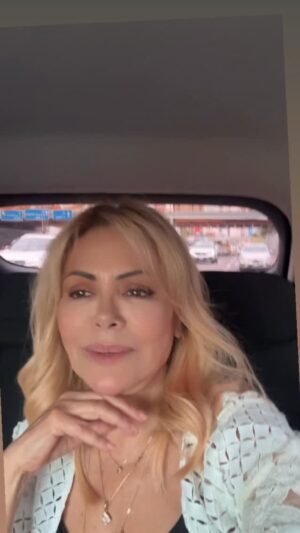 Gisela Valcárcel Instagram - Voy en el auto , pero quiero agradecerles e invitarlos , mañana a las 7pm a mi primer Live del 2026 🩷