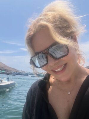 Gisela Valcárcel Instagram - Sentirme libre y al mismo tiempo , saber de quién dependo , ha sido básico para avanzar .
Desde hace mucho soy una persona conocida en mi país y eso a veces te puede llenar de miedos , pues todos opinan sobre lo que debes o no debes hacer .. sobre si estás más vieja o más joven .. si te engordaste o adelgazaste ! Jajaja si eres conocido siempre opinarán sobre ti ! 😎
Por eso amo esta etapa de mi vida , pues siento que voy encontrando a mi Gisela .. pude haberla encontrado hace años pero no sucedió … cada día me descubro y no quiero cubrirme o esconderme .. no hace falta ! Aquí estoy sintiéndome libre y con ustedes 🩷 les cuento algo de mis reales gustos ? Aquí va algo en fotos .. cuéntenme que les gusta ? Besos y .. sean felices si ?🩷🩷🩷