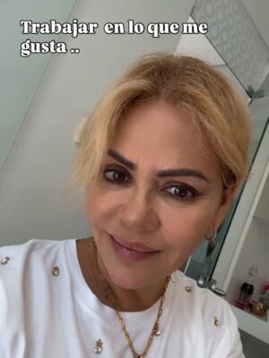 Gisela Valcárcel Instagram - Sentirme libre y al mismo tiempo , saber de quién dependo , ha sido básico para avanzar .
Desde hace mucho soy una persona conocida en mi país y eso a veces te puede llenar de miedos , pues todos opinan sobre lo que debes o no debes hacer .. sobre si estás más vieja o más joven .. si te engordaste o adelgazaste ! Jajaja si eres conocido siempre opinarán sobre ti ! 😎
Por eso amo esta etapa de mi vida , pues siento que voy encontrando a mi Gisela .. pude haberla encontrado hace años pero no sucedió … cada día me descubro y no quiero cubrirme o esconderme .. no hace falta ! Aquí estoy sintiéndome libre y con ustedes 🩷 les cuento algo de mis reales gustos ? Aquí va algo en fotos .. cuéntenme que les gusta ? Besos y .. sean felices si ?🩷🩷🩷
