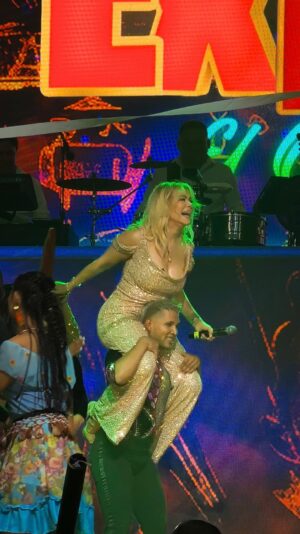 Gisela Valcárcel Instagram - La portada lo dice todo 😍Los Sábados se hicieron para Gozar e Iquitos lo sabe !!! Gracias por enseñarme a “Pandillar” tremendo baile y de hecho , la mejor terapia !
Besos a cada uno en “La Isla Bonita”❤️❤️❤️❤️❤️ que lindo ha sido sentirlos 💜🙏🏻