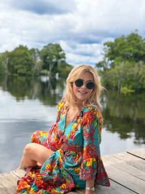 Gisela Valcárcel Instagram - Disfrutar Iquitos ! Una experiencia que no se olvida, que queda en el alma 💚 nuestra Amazonia conmueve.
Hoy fui a “Balsa Bufeo” @bufeo.arte , una embarcación que sale con el propósito de llevar arte , mostrar el trabajo extraordinario de artistas amazónicos .. y allí , conocí a dos de ellos , he disfrutado cada segundo !
Gracias @christianbendayan 💚 Que viva el arte amazónico !