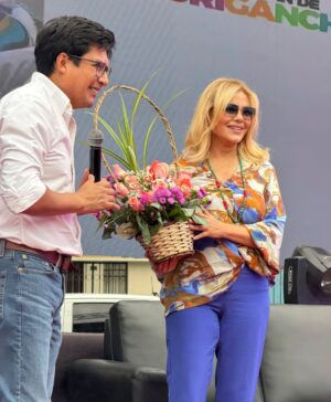 Gisela Valcárcel Instagram - Hoy estuve en el distrito de “San Juan de Lurigancho” , fui invitada , con motivo de la celebración del “Día de la Mujer” y he quedado agradecida y encantada , gracias por la invitación .
Les pido que miren el video , está en la 3ra …,cómo no quererlas🧡🧡🧡 Se la saben !!! Lo máximo 😍
Graciassss.