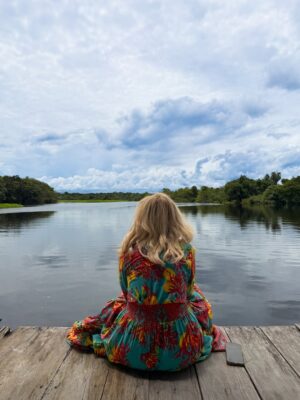 Gisela Valcárcel Instagram - Disfrutar Iquitos ! Una experiencia que no se olvida, que queda en el alma 💚 nuestra Amazonia conmueve.
Hoy fui a “Balsa Bufeo” @bufeo.arte , una embarcación que sale con el propósito de llevar arte , mostrar el trabajo extraordinario de artistas amazónicos .. y allí , conocí a dos de ellos , he disfrutado cada segundo !
Gracias @christianbendayan 💚 Que viva el arte amazónico !