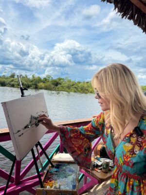 Gisela Valcárcel Instagram - Disfrutar Iquitos ! Una experiencia que no se olvida, que queda en el alma 💚 nuestra Amazonia conmueve.
Hoy fui a “Balsa Bufeo” @bufeo.arte , una embarcación que sale con el propósito de llevar arte , mostrar el trabajo extraordinario de artistas amazónicos .. y allí , conocí a dos de ellos , he disfrutado cada segundo !
Gracias @christianbendayan 💚 Que viva el arte amazónico !