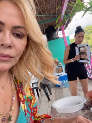 Gisela Valcárcel Instagram - Disfrutar Iquitos ! Una experiencia que no se olvida, que queda en el alma 💚 nuestra Amazonia conmueve.
Hoy fui a “Balsa Bufeo” @bufeo.arte , una embarcación que sale con el propósito de llevar arte , mostrar el trabajo extraordinario de artistas amazónicos .. y allí , conocí a dos de ellos , he disfrutado cada segundo !
Gracias @christianbendayan 💚 Que viva el arte amazónico !