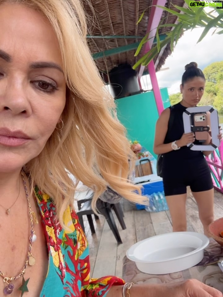Gisela Valcárcel - 8.4K Likes - Disfrutar Iquitos ! Una experiencia que no se olvida, que queda en el alma 💚 nuestra Amazonia conmueve.
Hoy fui a “Balsa Bufeo” @bufeo.arte , una embarcación que sale con el propósito de llevar arte , mostrar el trabajo extraordinario de artistas amazónicos .. y allí , conocí a dos de ellos , he disfrutado cada segundo !
Gracias @christianbendayan 💚 Que viva el arte amazónico !