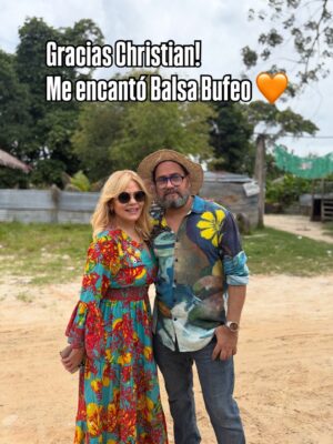 Gisela Valcárcel Instagram - Disfrutar Iquitos ! Una experiencia que no se olvida, que queda en el alma 💚 nuestra Amazonia conmueve.
Hoy fui a “Balsa Bufeo” @bufeo.arte , una embarcación que sale con el propósito de llevar arte , mostrar el trabajo extraordinario de artistas amazónicos .. y allí , conocí a dos de ellos , he disfrutado cada segundo !
Gracias @christianbendayan 💚 Que viva el arte amazónico !