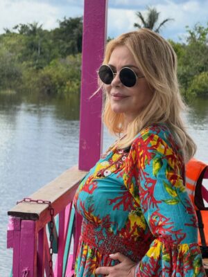 Gisela Valcárcel Instagram - Disfrutar Iquitos ! Una experiencia que no se olvida, que queda en el alma 💚 nuestra Amazonia conmueve.
Hoy fui a “Balsa Bufeo” @bufeo.arte , una embarcación que sale con el propósito de llevar arte , mostrar el trabajo extraordinario de artistas amazónicos .. y allí , conocí a dos de ellos , he disfrutado cada segundo !
Gracias @christianbendayan 💚 Que viva el arte amazónico !