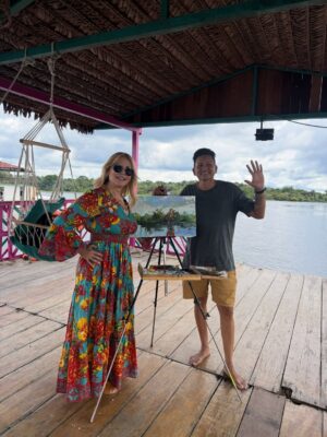 Gisela Valcárcel Instagram - Disfrutar Iquitos ! Una experiencia que no se olvida, que queda en el alma 💚 nuestra Amazonia conmueve.
Hoy fui a “Balsa Bufeo” @bufeo.arte , una embarcación que sale con el propósito de llevar arte , mostrar el trabajo extraordinario de artistas amazónicos .. y allí , conocí a dos de ellos , he disfrutado cada segundo !
Gracias @christianbendayan 💚 Que viva el arte amazónico !