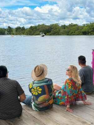 Gisela Valcárcel Instagram - Disfrutar Iquitos ! Una experiencia que no se olvida, que queda en el alma 💚 nuestra Amazonia conmueve.
Hoy fui a “Balsa Bufeo” @bufeo.arte , una embarcación que sale con el propósito de llevar arte , mostrar el trabajo extraordinario de artistas amazónicos .. y allí , conocí a dos de ellos , he disfrutado cada segundo !
Gracias @christianbendayan 💚 Que viva el arte amazónico !