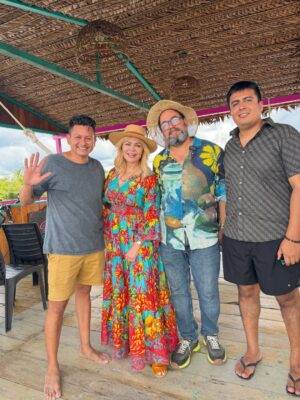Gisela Valcárcel Instagram - Disfrutar Iquitos ! Una experiencia que no se olvida, que queda en el alma 💚 nuestra Amazonia conmueve.
Hoy fui a “Balsa Bufeo” @bufeo.arte , una embarcación que sale con el propósito de llevar arte , mostrar el trabajo extraordinario de artistas amazónicos .. y allí , conocí a dos de ellos , he disfrutado cada segundo !
Gracias @christianbendayan 💚 Que viva el arte amazónico !