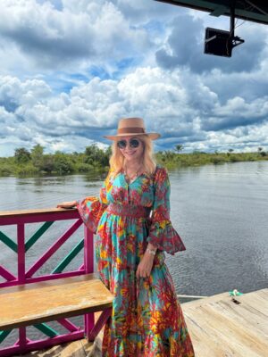 Gisela Valcárcel Instagram - Disfrutar Iquitos ! Una experiencia que no se olvida, que queda en el alma 💚 nuestra Amazonia conmueve.
Hoy fui a “Balsa Bufeo” @bufeo.arte , una embarcación que sale con el propósito de llevar arte , mostrar el trabajo extraordinario de artistas amazónicos .. y allí , conocí a dos de ellos , he disfrutado cada segundo !
Gracias @christianbendayan 💚 Que viva el arte amazónico !