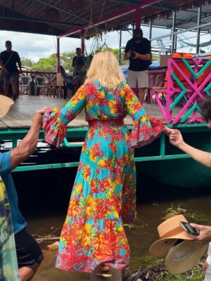 Gisela Valcárcel Instagram - Disfrutar Iquitos ! Una experiencia que no se olvida, que queda en el alma 💚 nuestra Amazonia conmueve.
Hoy fui a “Balsa Bufeo” @bufeo.arte , una embarcación que sale con el propósito de llevar arte , mostrar el trabajo extraordinario de artistas amazónicos .. y allí , conocí a dos de ellos , he disfrutado cada segundo !
Gracias @christianbendayan 💚 Que viva el arte amazónico !